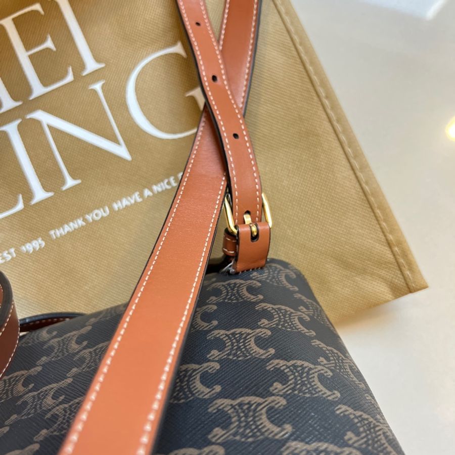 Celine 賽琳 Triomphe 凱旋門系列 FOLCO後背包 Celine 賽琳 Triomphe 凱旋門系列 FOLCO標志印花老花满印翻蓋帆布拼牛革書包背包双肩包 Mini-31