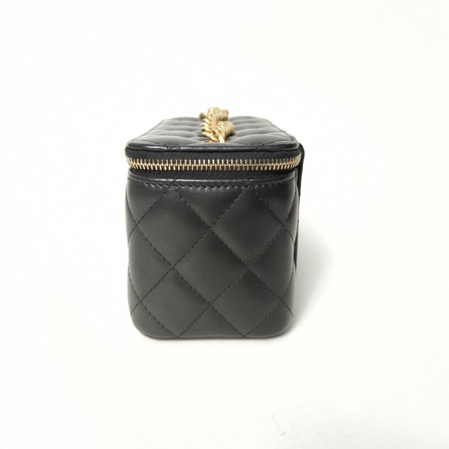 CHANEL 22K長盒子化妝包無鏡子17黑色羊皮鐳射標金扣金柱調節扣鏈條肩背包-3