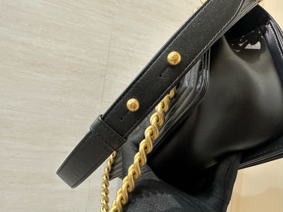 Chanel 黑牛皮菱格紋霧金釦boy25A67086-4