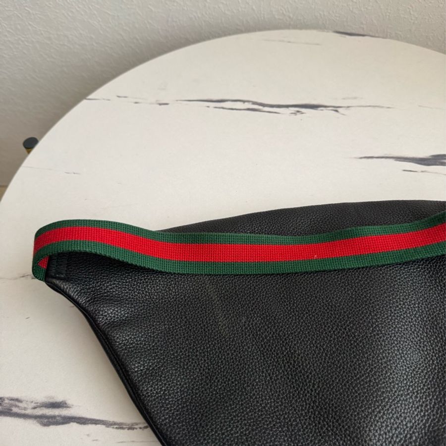 Gucci黑皮革紅綠織帶胸口包 割愛賣!-9