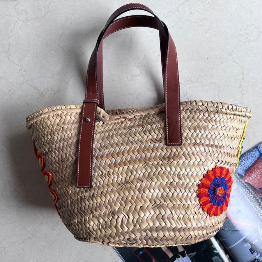::LOEWE:: 羅威 新款Basket 編織花朵毛線貼皮革拉菲草藤編 肩背包 托特包 手提包 沙灘包-1