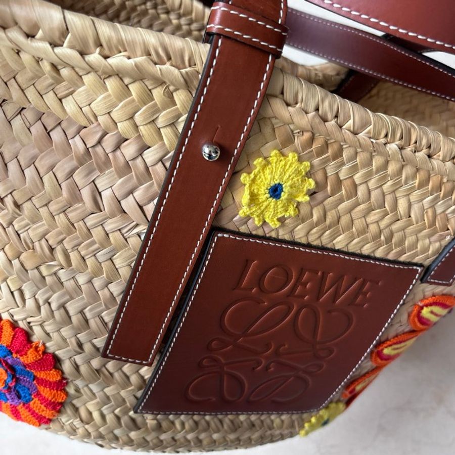 ::LOEWE:: 羅威 新款Basket 編織花朵毛線貼皮革拉菲草藤編 肩背包 托特包 手提包 沙灘包-4