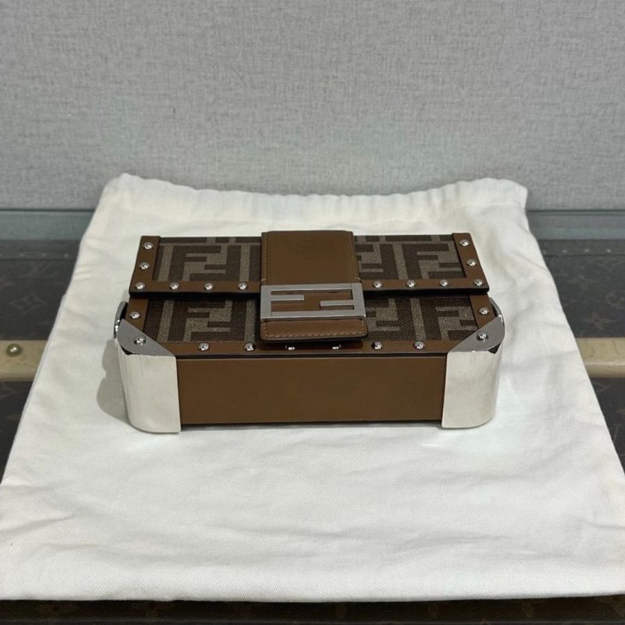 FENDI 經典老花銀扣 baguette trunk 硬盒子18*11*4 98新配件塵袋-1