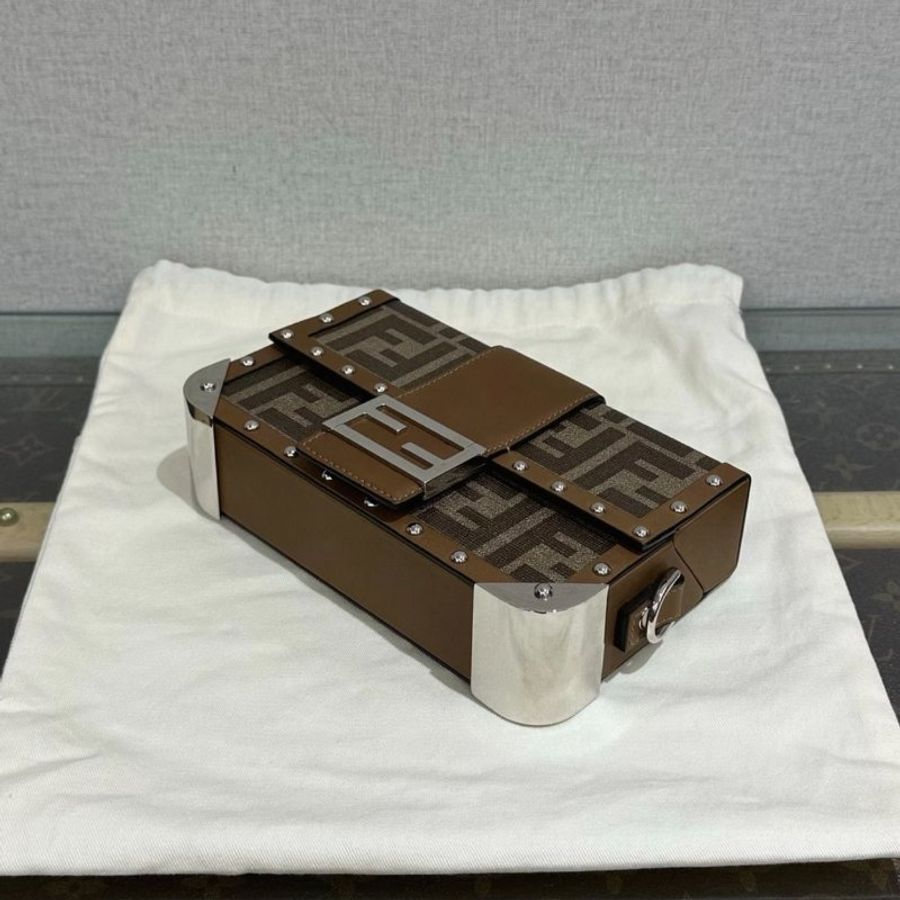 FENDI 經典老花銀扣 baguette trunk 硬盒子18*11*4 98新配件塵袋-2