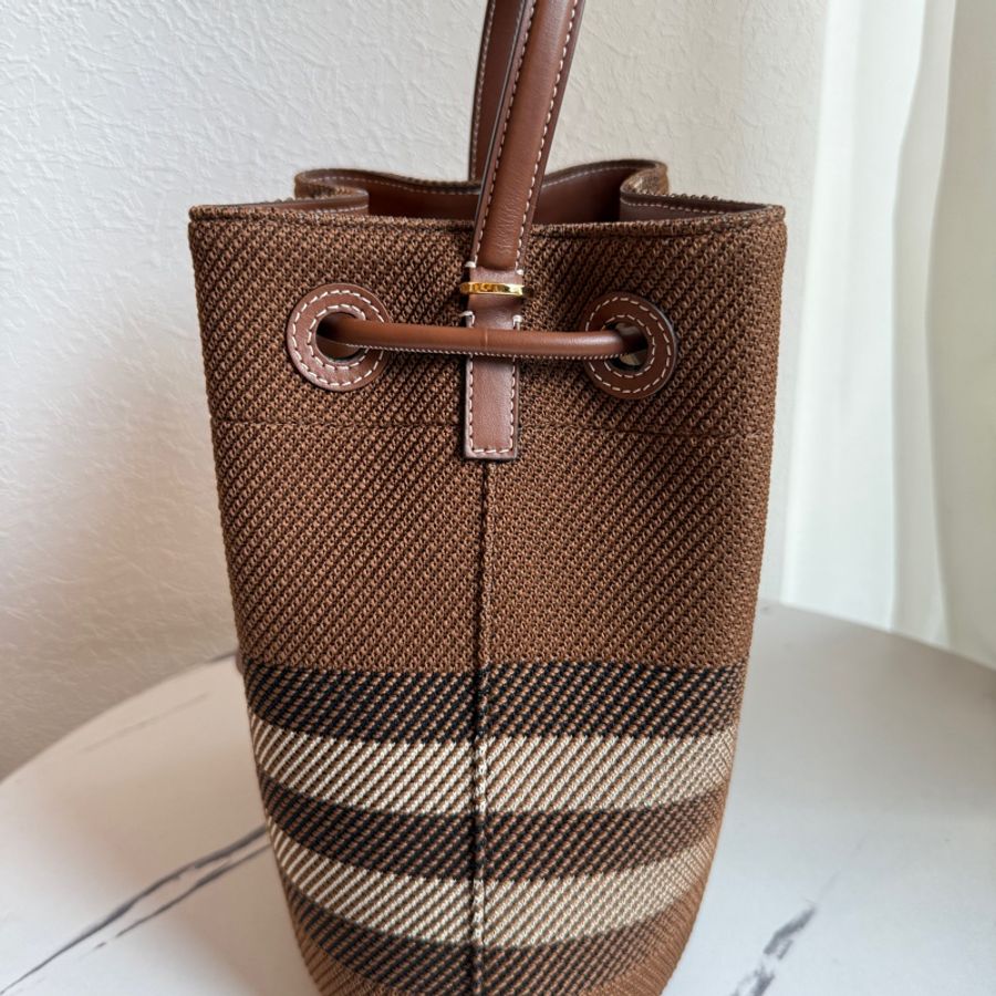 Burberry 格紋水桶包-5