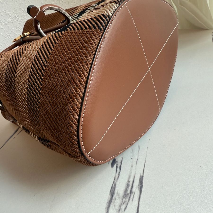 Burberry 格紋水桶包-10
