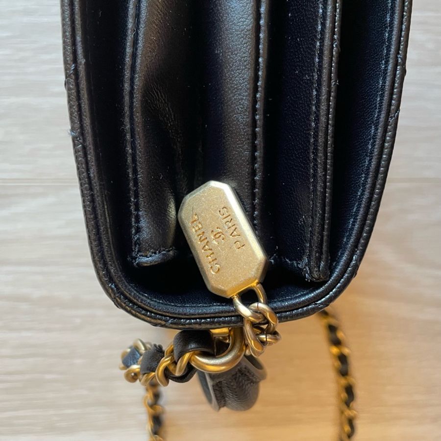 CHANEL Caviar Leather 荔枝皮 黑金小包/手機包-15