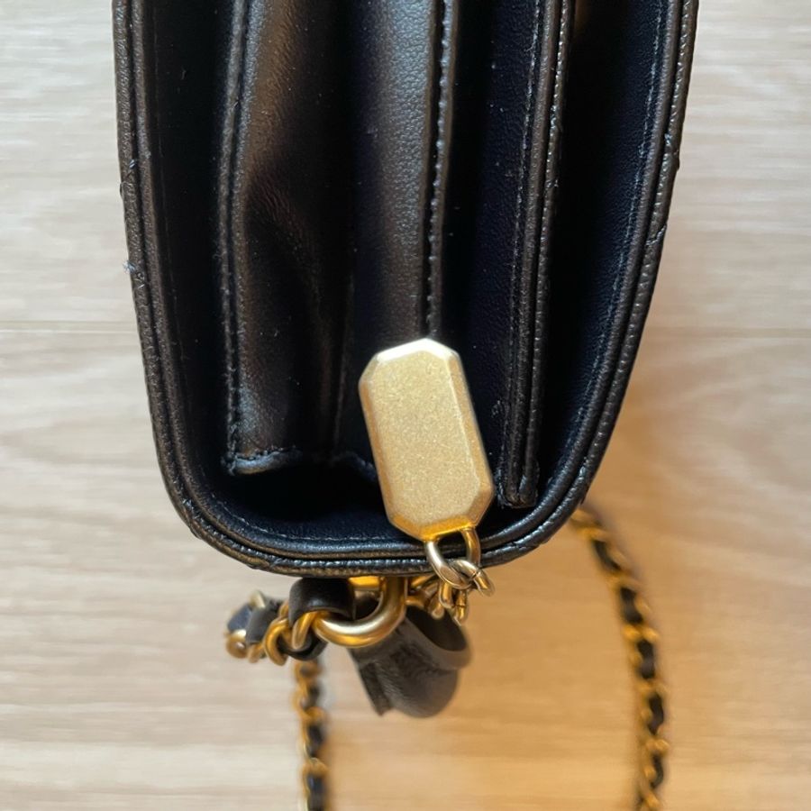 CHANEL Caviar Leather 荔枝皮 黑金小包/手機包-16