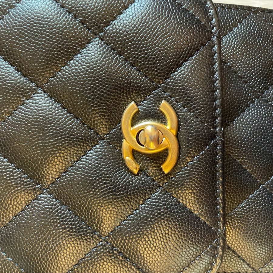 CHANEL Caviar Leather 荔枝皮 黑金小包/手機包-17