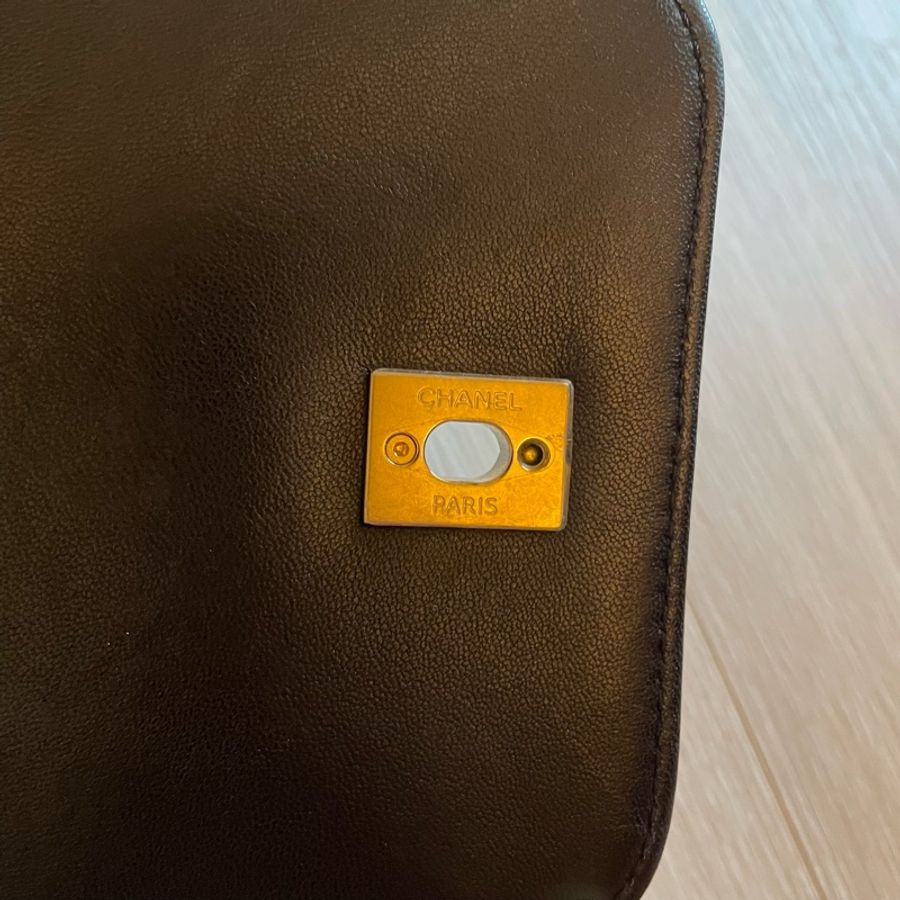 CHANEL Caviar Leather 荔枝皮 黑金小包/手機包-18