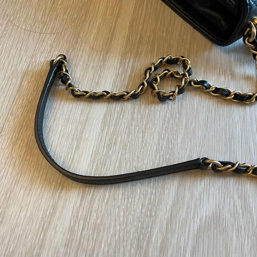 CHANEL Caviar Leather 荔枝皮 黑金小包/手機包-24