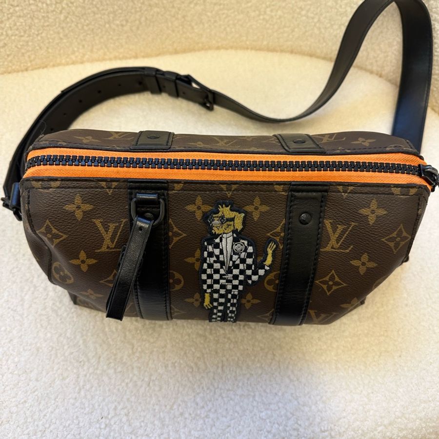 LV限量秀款 Keepall 老花斑馬人揹包-20