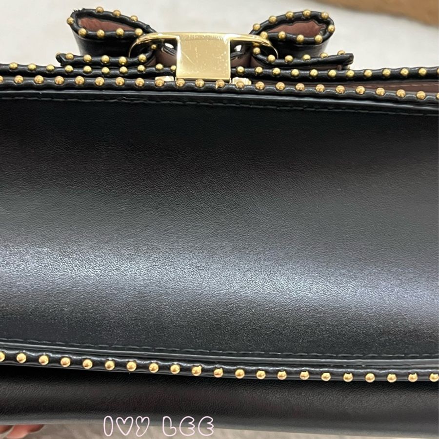 Salvatore Ferragamo黑色 金色皮革鉚釘 Vara 蝴蝶結翻蓋肩背包 鏈條包 斜背包 正品 二手精品-40