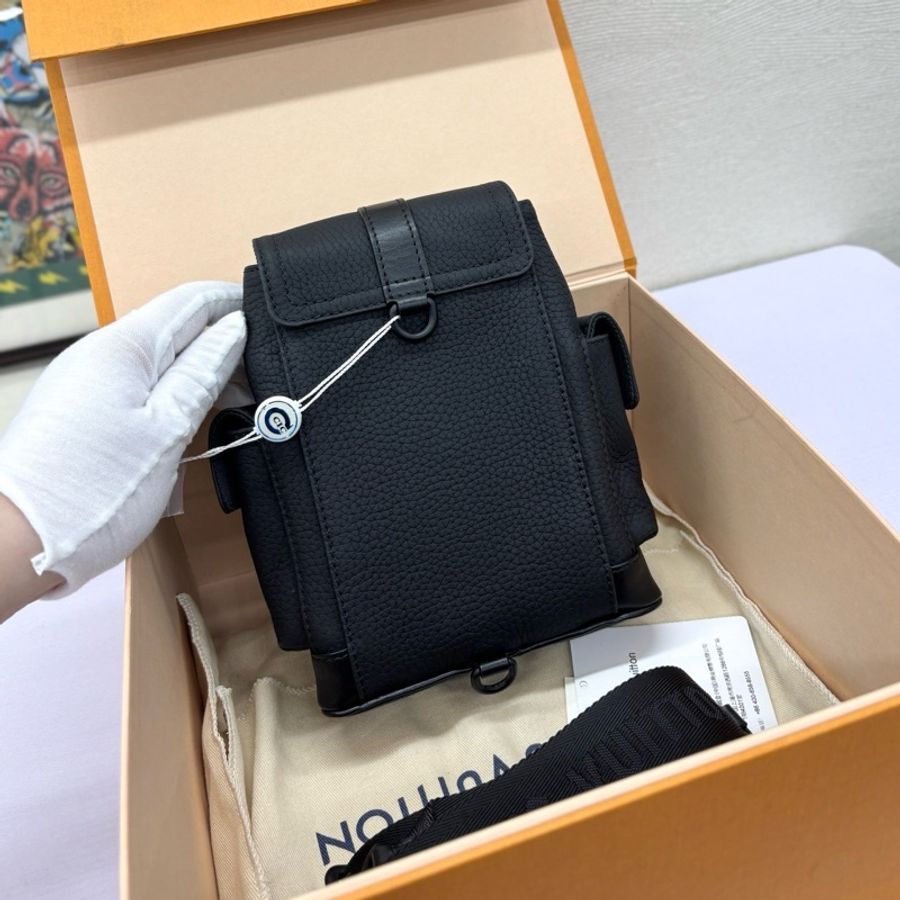 LV 黑色Christopher xs斜挎包，尺寸約14x19-2