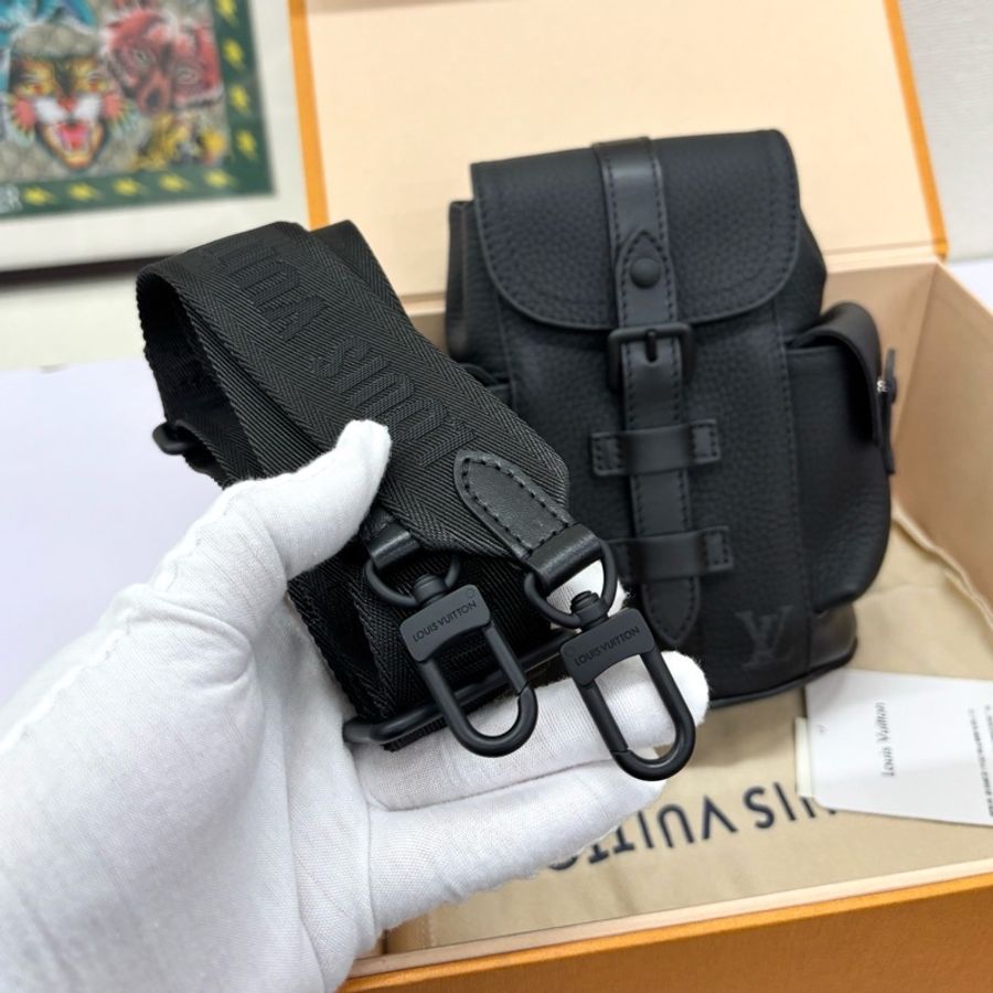 LV 黑色Christopher xs斜挎包，尺寸約14x19-5
