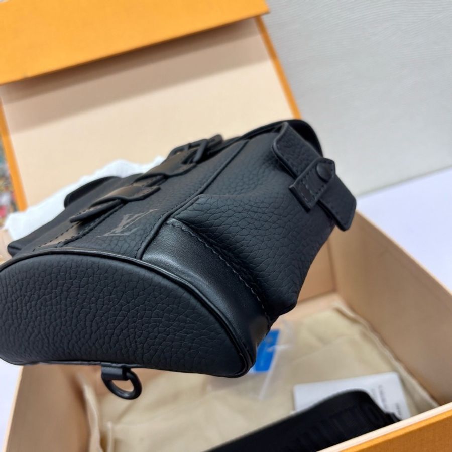 LV 黑色Christopher xs斜挎包，尺寸約14x19-7