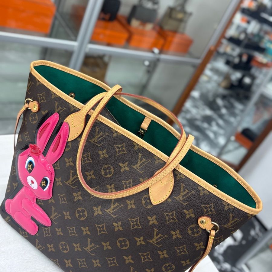 LV 藝術家聯名款 多金兔never full 子母購物袋-6