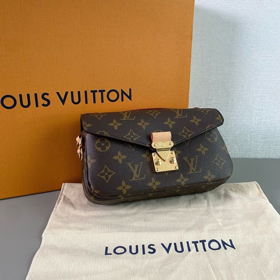 LV 超好看😍 經典小郵差包 晶片款 今年發票-1