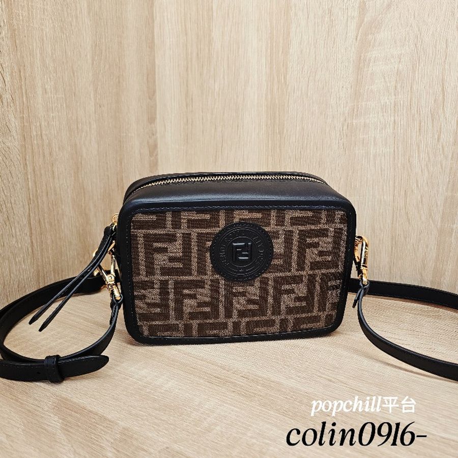 [品況優甜價出❣️少見品項] Fendi FFlogo黑色牛皮拉鏈斜背相機包-0