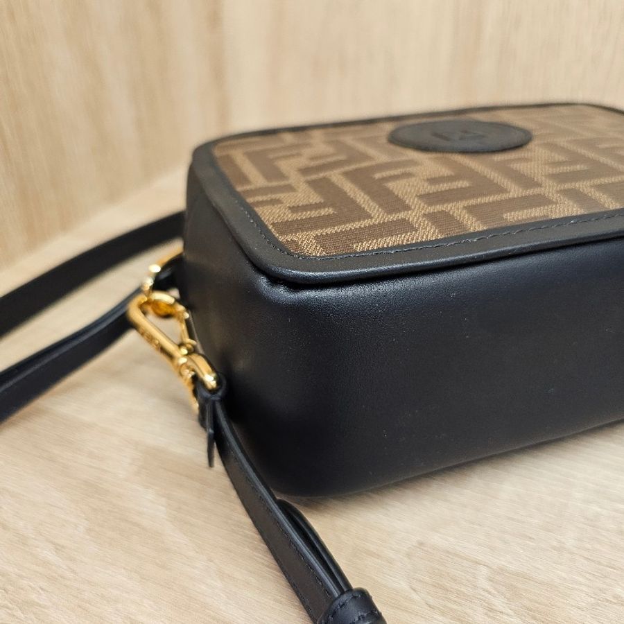 [品況優甜價出❣️少見品項] Fendi FFlogo黑色牛皮拉鏈斜背相機包-18