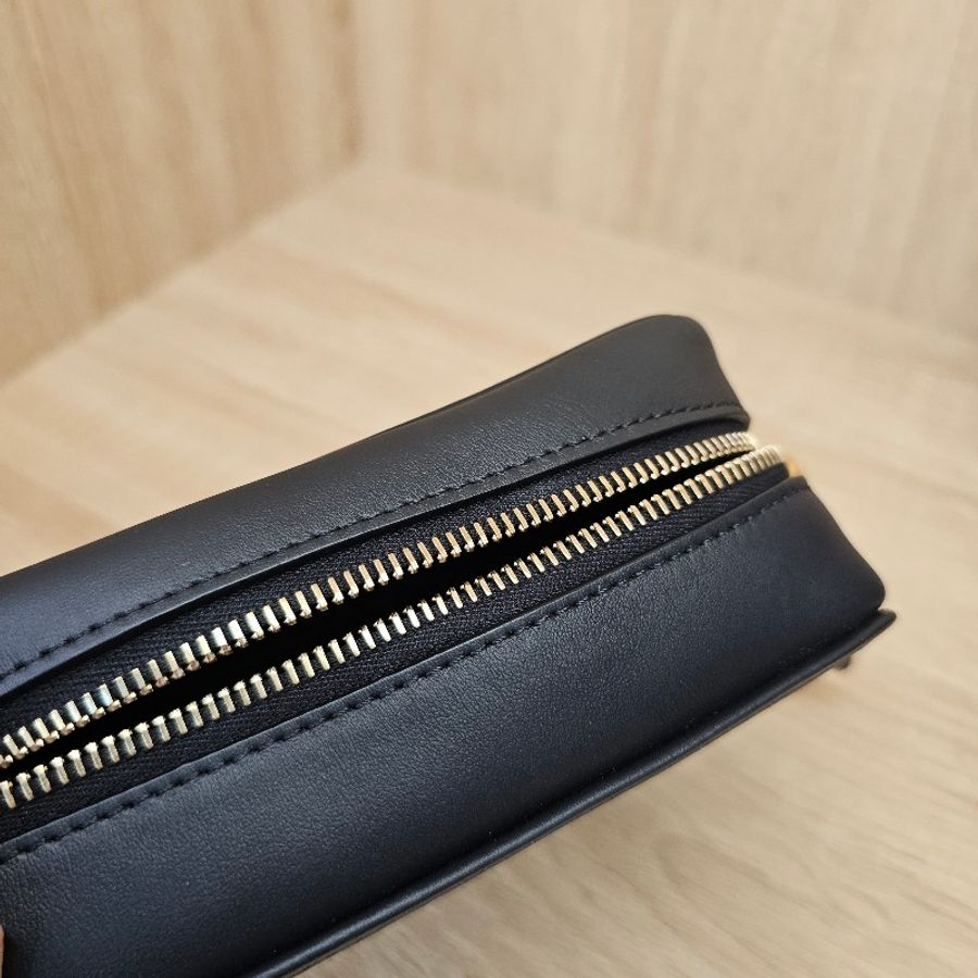 [品況優甜價出❣️少見品項] Fendi FFlogo黑色牛皮拉鏈斜背相機包-19