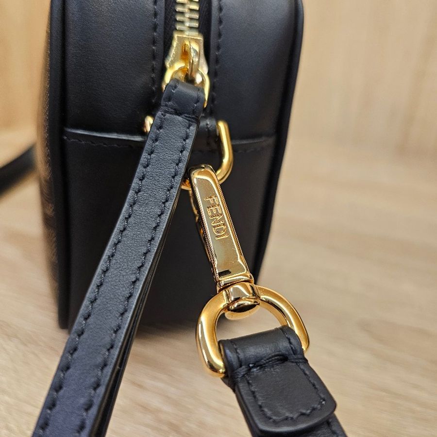 [品況優甜價出❣️少見品項] Fendi FFlogo黑色牛皮拉鏈斜背相機包-22