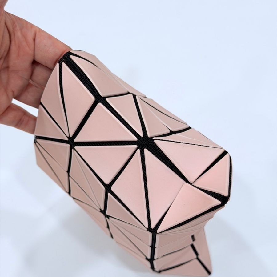 ISSEY MIYAKE 三宅一生 BAOBAO mini 亮面奶茶 三角格 3x3 化妝包 收納包 零錢包 錢包 皮夾-1