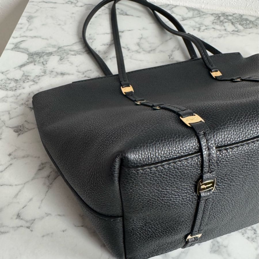 Ferragamo 黑色小金logo肩背包-3