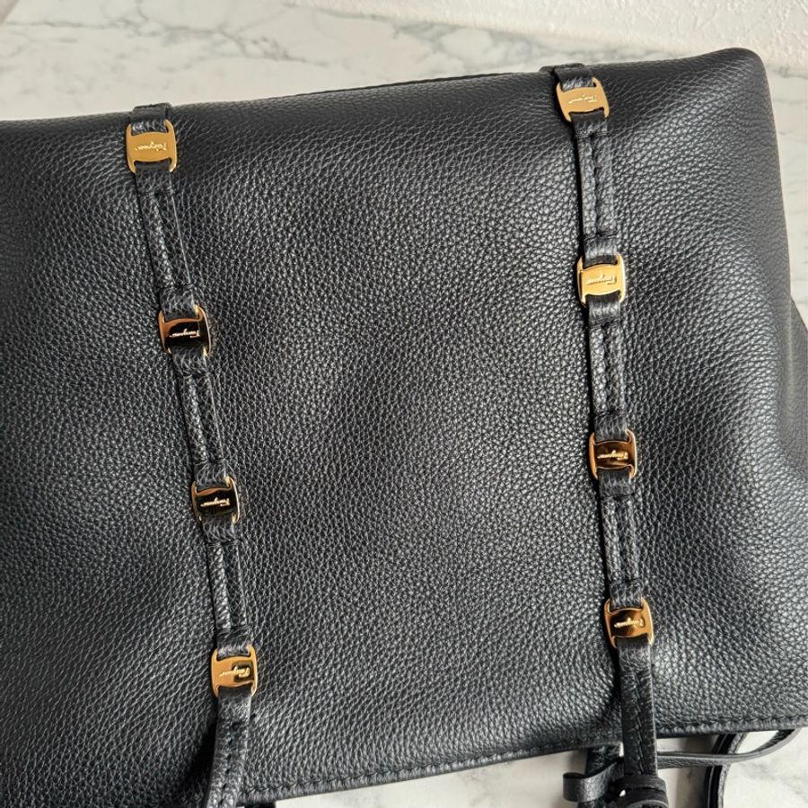 Ferragamo 黑色小金logo肩背包-8