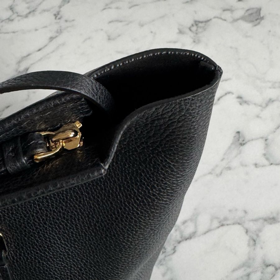 Ferragamo 黑色小金logo肩背包-11