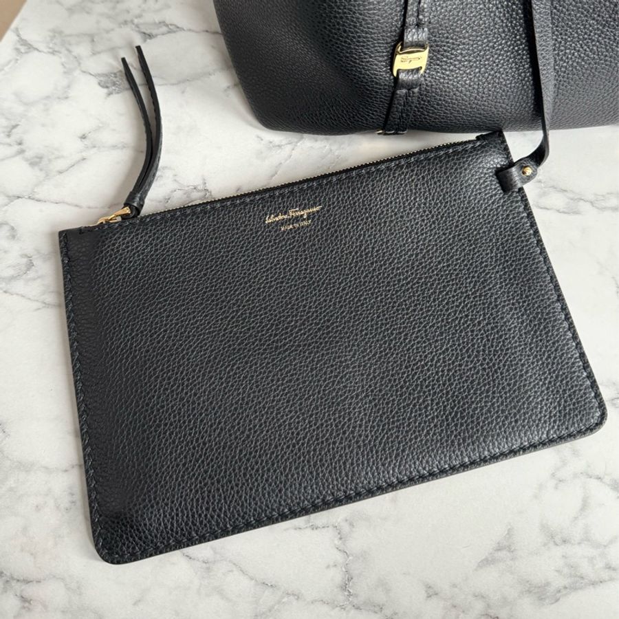 Ferragamo 黑色小金logo肩背包-24