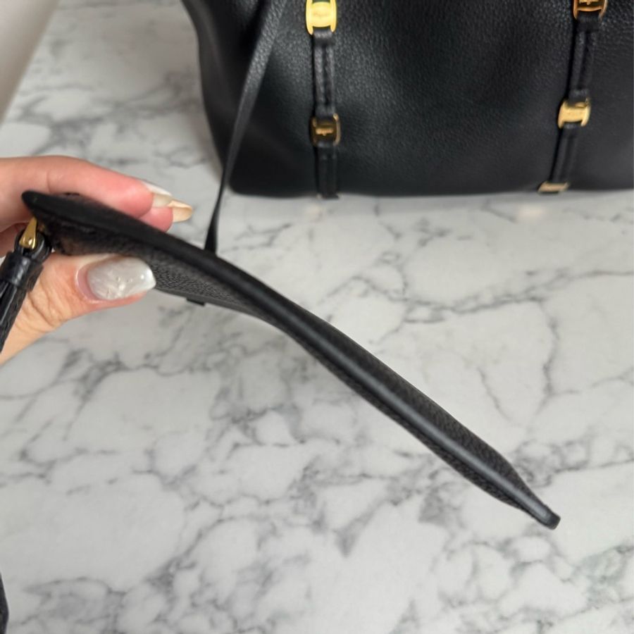 Ferragamo 黑色小金logo肩背包-27