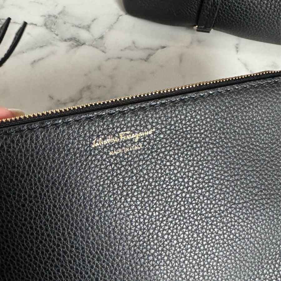 Ferragamo 黑色小金logo肩背包-28