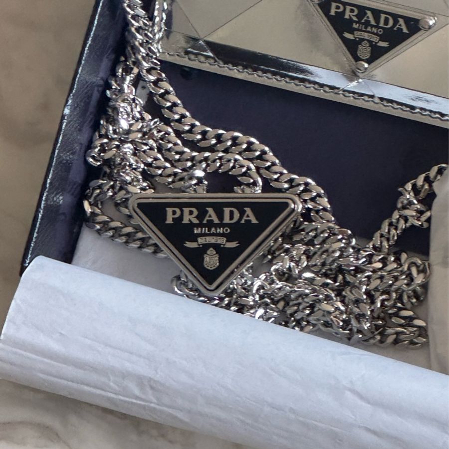 Prada 肩帶式亮銀卡夾-10