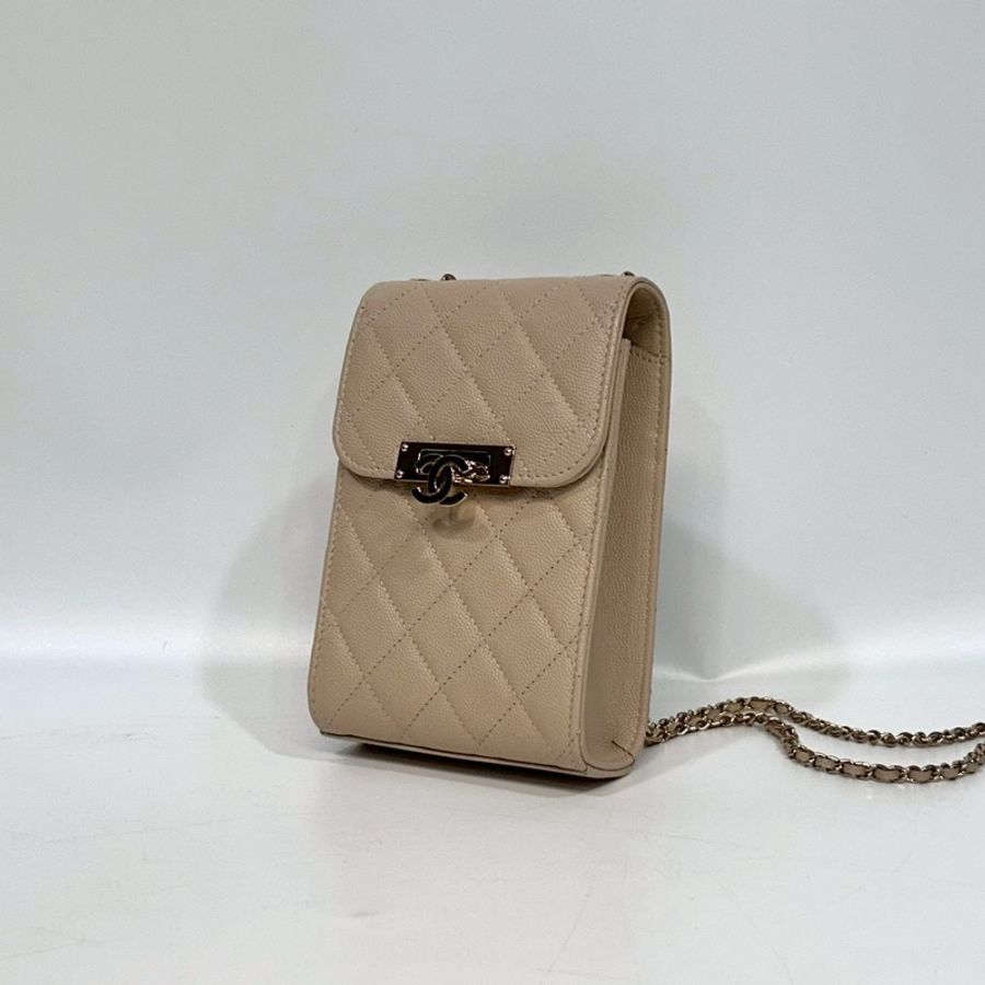 CHANEL米色粒紋山羊皮金釦下蓋手機包A84051-2