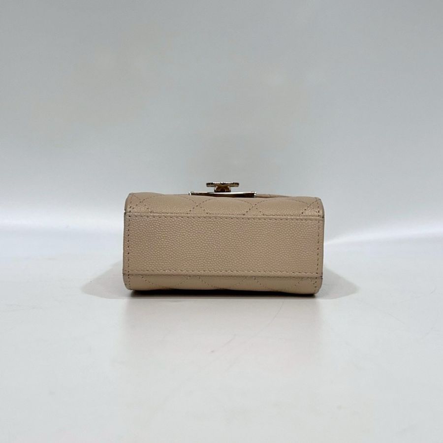 CHANEL米色粒紋山羊皮金釦下蓋手機包A84051-4