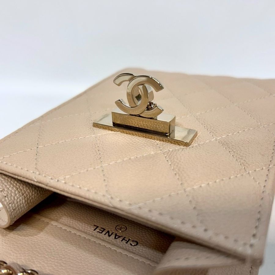 CHANEL米色粒紋山羊皮金釦下蓋手機包A84051-11