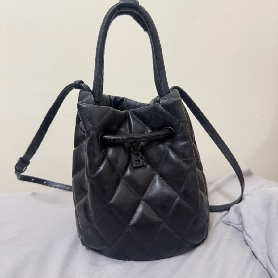 BalenciagaBTouch黑字菱格紋牛皮手提包斜背包水桶包-0
