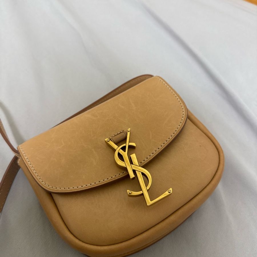 聖羅藍YSL SAINT LAURENT Small Kaia復古皮革半月包馬鞍包奶茶色-7