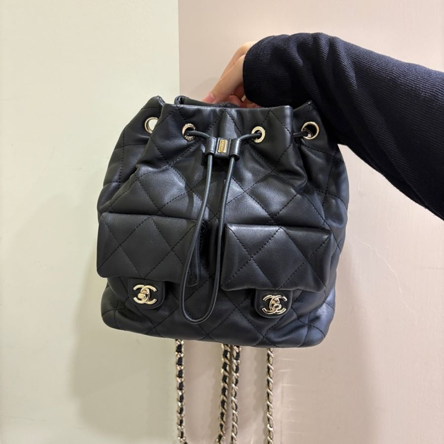 Chanel黑羊皮淡金釦皮穿練後背包-0