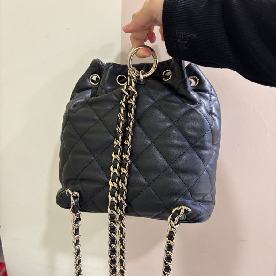 Chanel黑羊皮淡金釦皮穿練後背包-3