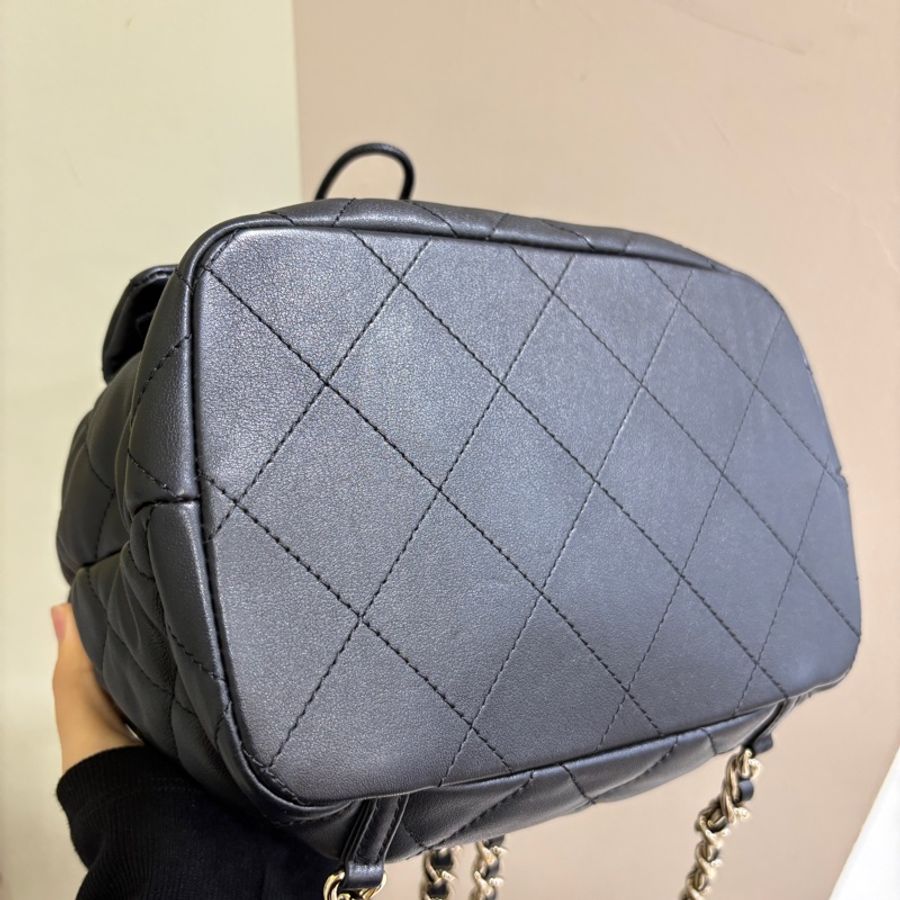 Chanel黑羊皮淡金釦皮穿練後背包-5