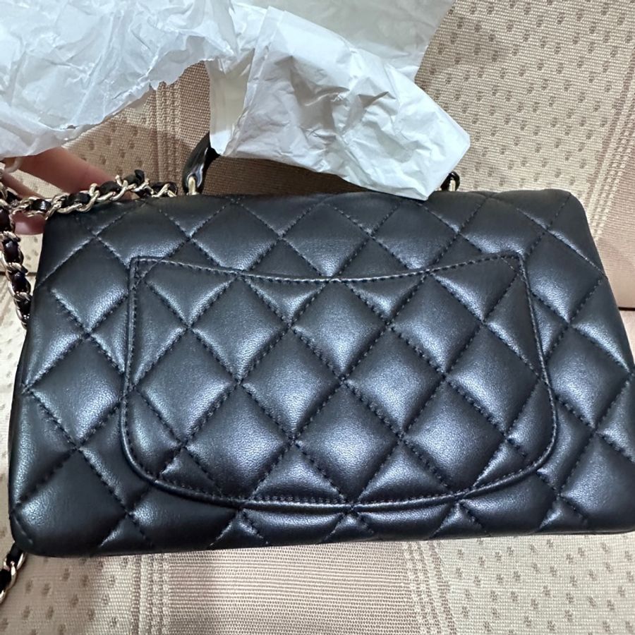 2025 10月購入 CHANEL COCO HANDLE CF 20 黑銀羊皮 迷你頂級手柄翻蓋包 小羊皮-2