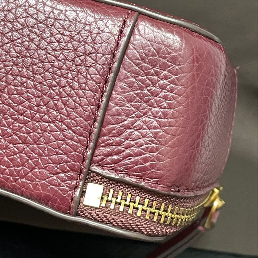Tory Burch Britten 小盒子包 | 酒紅色霧金扣-9