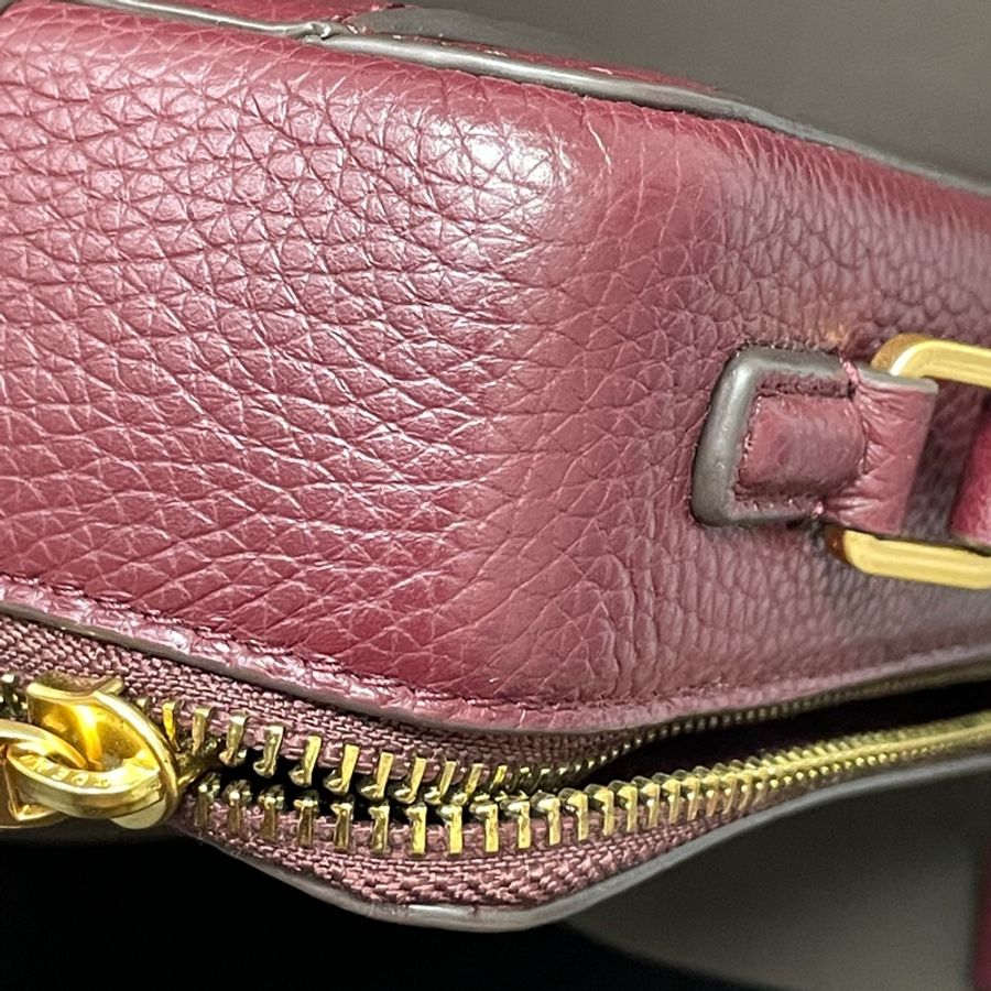 Tory Burch Britten 小盒子包 | 酒紅色霧金扣-10