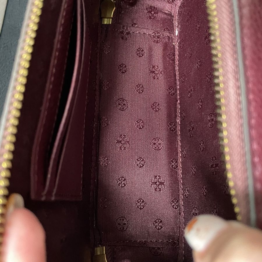 Tory Burch Britten 小盒子包 | 酒紅色霧金扣-14