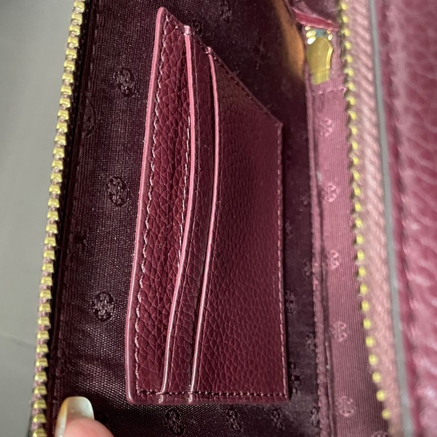 Tory Burch Britten 小盒子包 | 酒紅色霧金扣-15