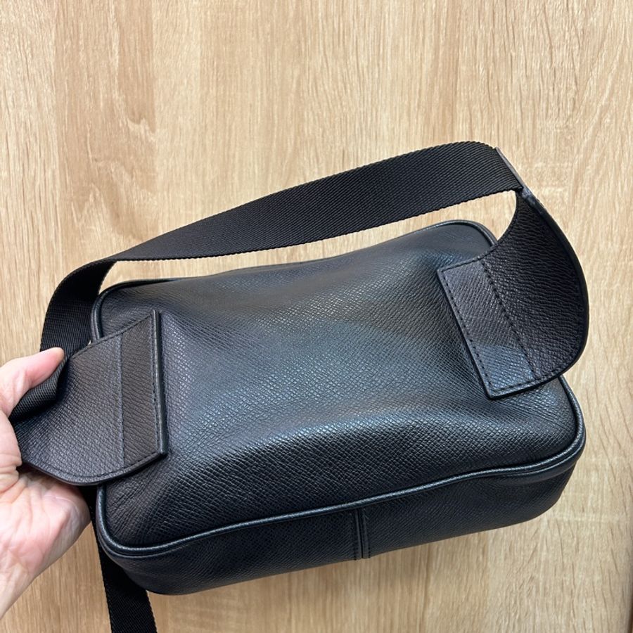 Lv 黑Taiga牛皮Outdoor胸口包-5