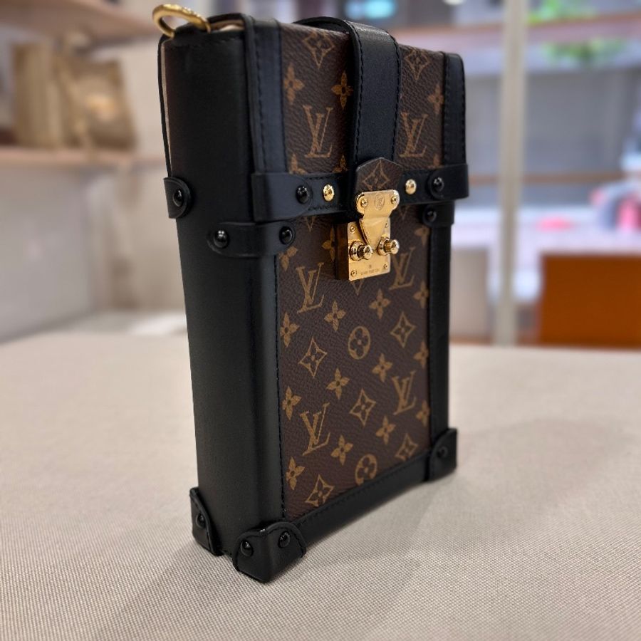 LV 老花 Monogram Pochette Trunk Verticale M63913 晶片款-2