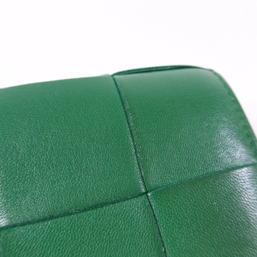BOTTEGA VENETA 羊皮皮革Cassette Trifold Short Wallet金扣錢包-16